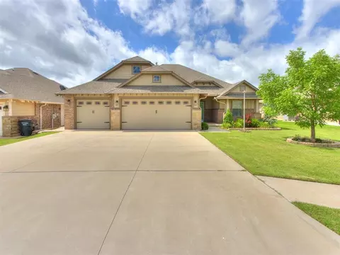 2704 Pebble Creek St, Moore, OK 73160