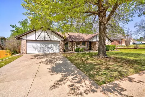 1205 Woodview Ln, Edmond, OK 73013