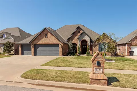 3921 Carmona Lakes Dr, Moore, OK 73160