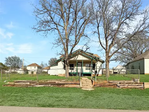 406 N 7th St, Sayre, OK 73662