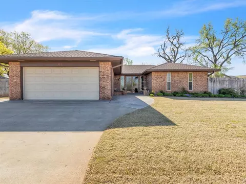 322 N Lakeside Ter, Mustang, OK 73064