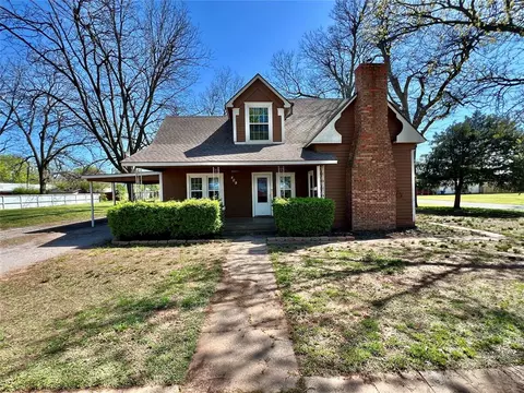 409 W Creek St, Lindsay, OK 73052