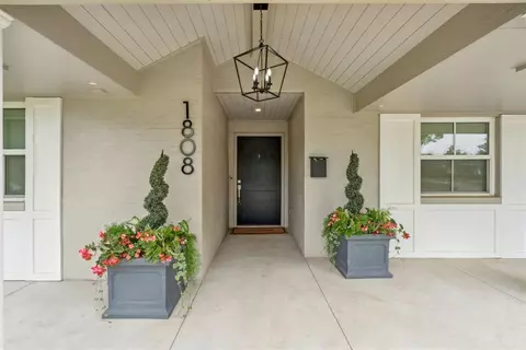 1808 Dorchester Pl, Nichols Hills, OK 73120