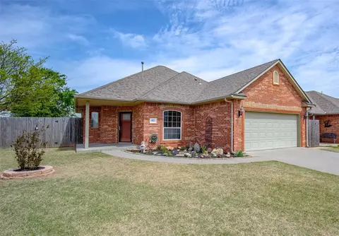 817 SW 37th St, Moore, OK 73160