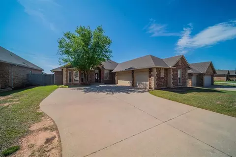 1105 Kelsi Dr, Moore, OK 73160 photo 2
