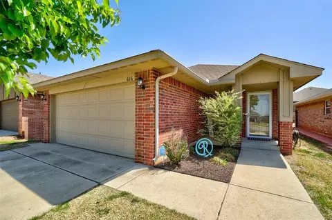 616 SW 37th St, Moore, OK 73160