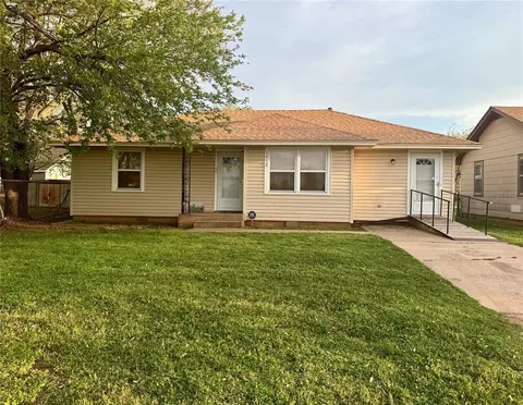 1612 Hunt Ave, Clinton, OK 73601