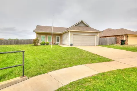 851 SW 14th St, Moore, OK 73160