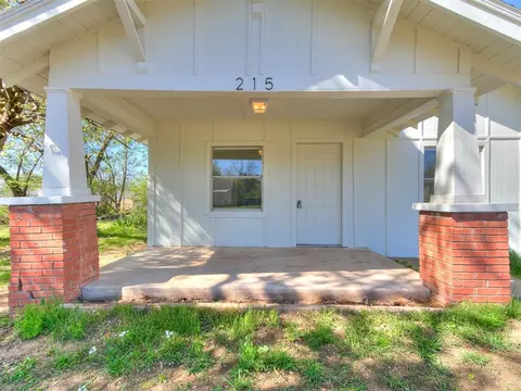 215 E Locust St, Tecumseh, OK 74873 photo 3