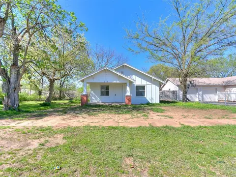 215 E Locust St, Tecumseh, OK 74873 photo 6
