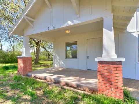 215 E Locust St, Tecumseh, OK 74873 photo 2