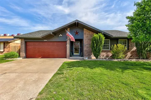 1013 SW 11th St, Moore, OK 73160
