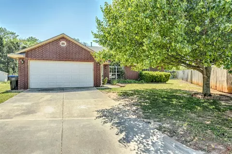 104 Parkwoods Ct, Noble, OK 73068