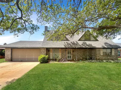 211 Cedar Ave, Elk City, OK 73644