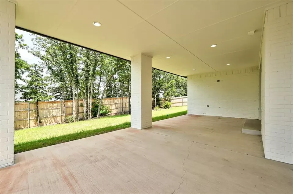 Exterior - 3825 Stone Hill Ln, Edmond, OK 73034 photo 4 of 5