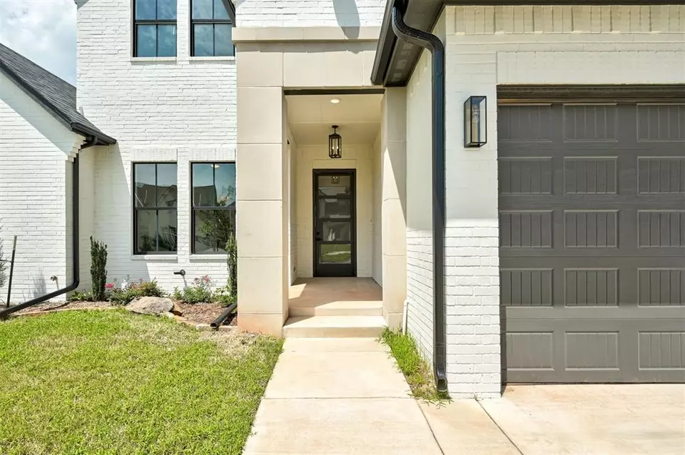 Exterior - 3825 Stone Hill Ln, Edmond, OK 73034 photo 2 of 5