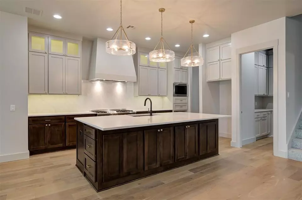 Kitchen - 3825 Stone Hill Ln, Edmond, OK 73034 photo 3 of 6