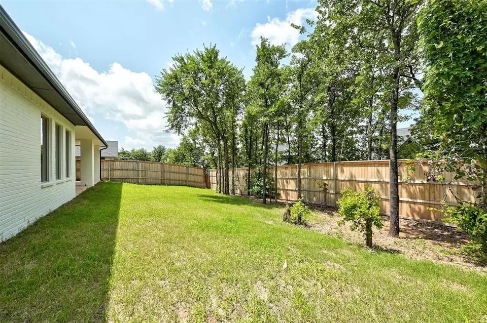Exterior - 3825 Stone Hill Ln, Edmond, OK 73034 photo 5 of 5