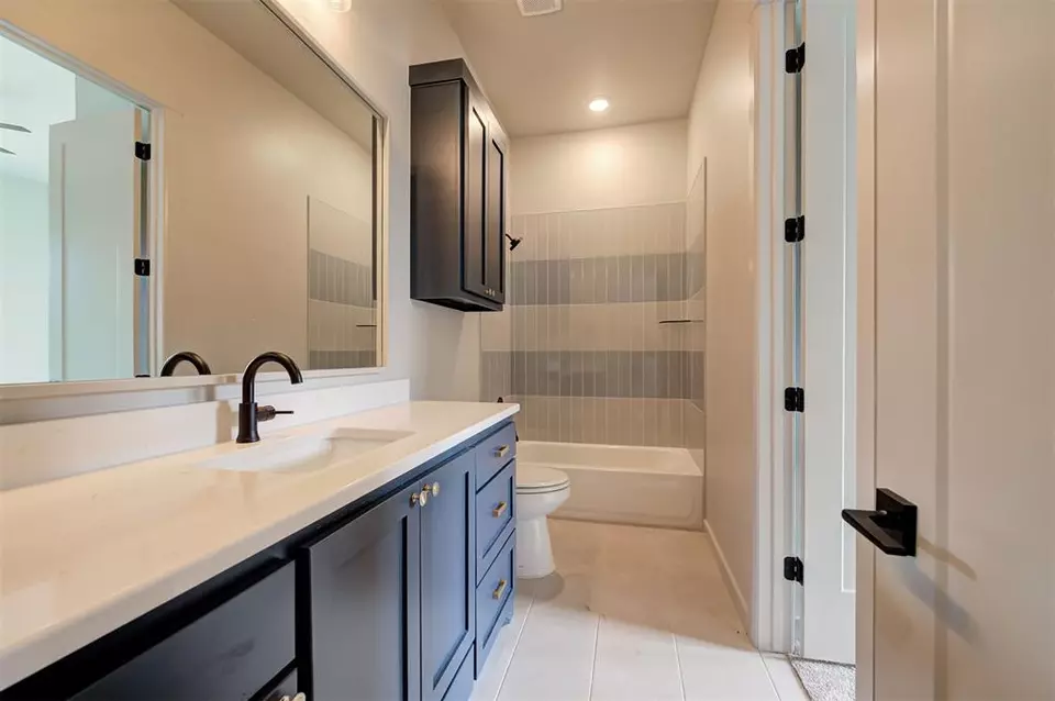 Bath - 3825 Stone Hill Ln, Edmond, OK 73034 photo 6 of 7