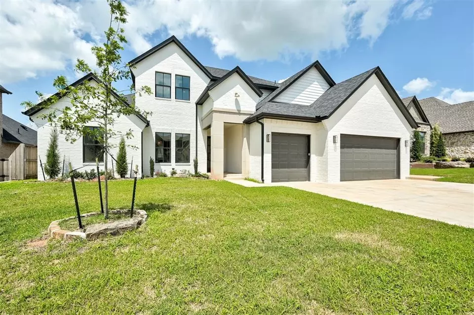 Exterior - 3825 Stone Hill Ln, Edmond, OK 73034 photo 1 of 5