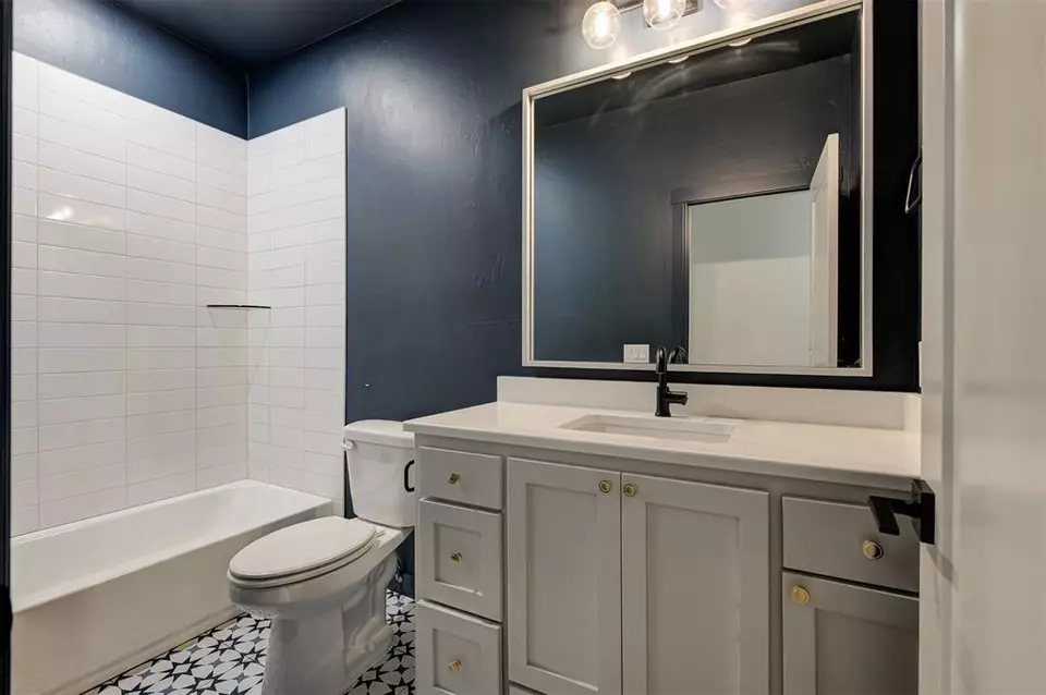 Bath - 3825 Stone Hill Ln, Edmond, OK 73034 photo 7 of 7