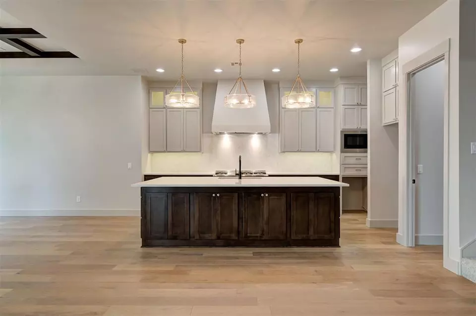 Kitchen - 3825 Stone Hill Ln, Edmond, OK 73034 photo 4 of 6