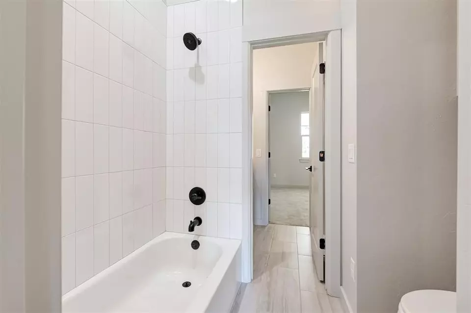 Bath - 3825 Stone Hill Ln, Edmond, OK 73034 photo 5 of 7