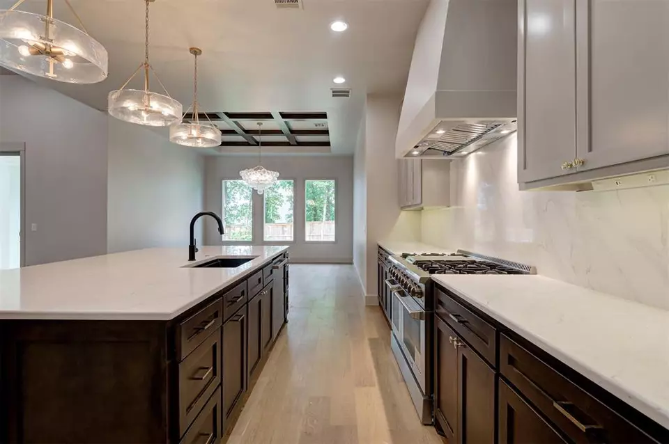 Kitchen - 3825 Stone Hill Ln, Edmond, OK 73034 photo 6 of 6