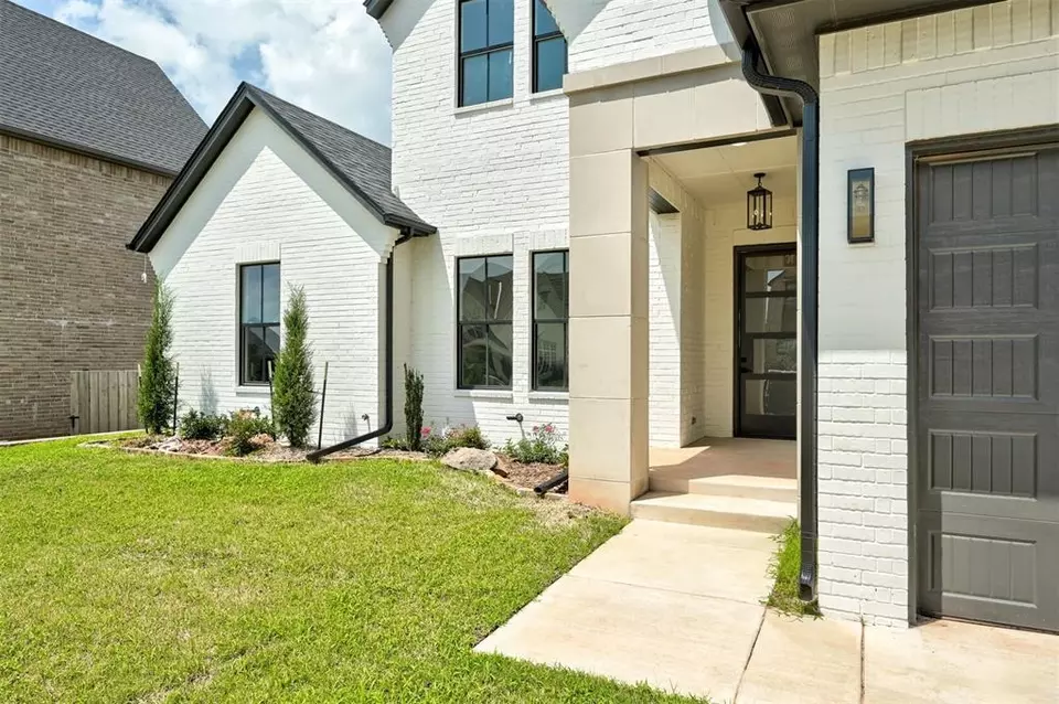 Exterior - 3825 Stone Hill Ln, Edmond, OK 73034 photo 3 of 5