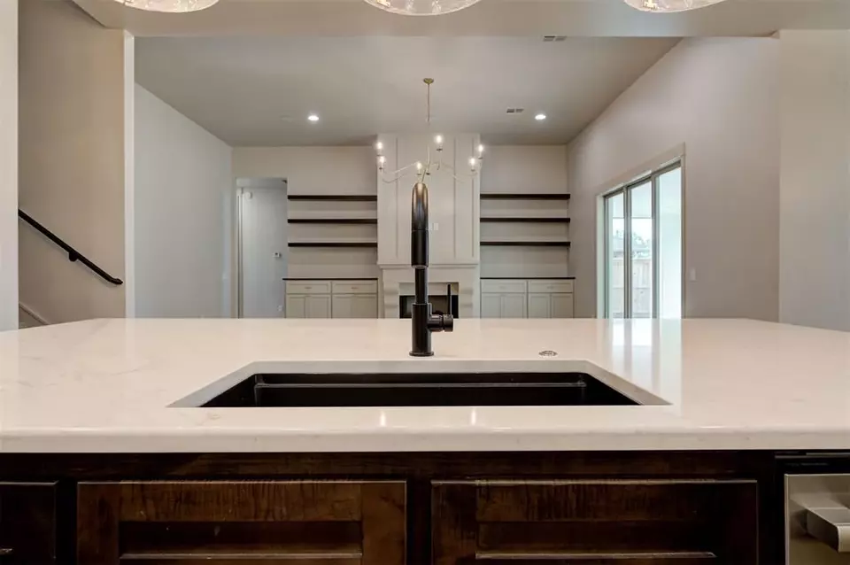 Kitchen - 3825 Stone Hill Ln, Edmond, OK 73034 photo 5 of 6