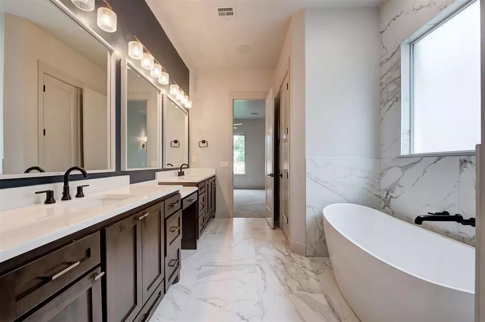 Bath - 3825 Stone Hill Ln, Edmond, OK 73034 photo 2 of 7