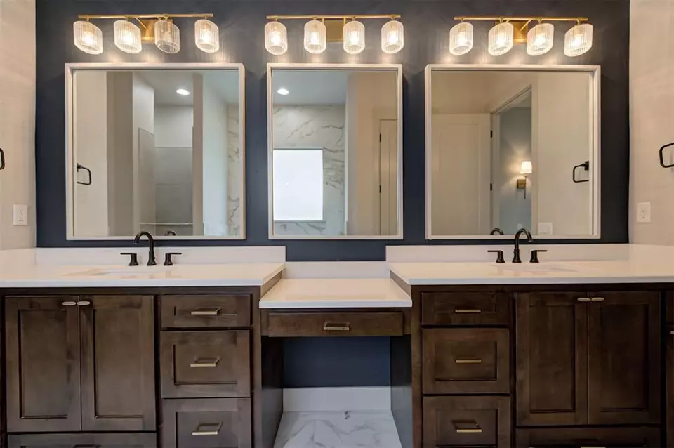 Bath - 3825 Stone Hill Ln, Edmond, OK 73034 photo 3 of 7