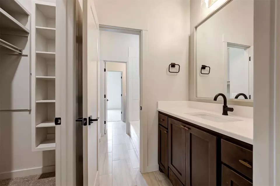 Bath - 3825 Stone Hill Ln, Edmond, OK 73034 photo 4 of 7