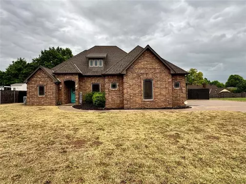 2842 Country Club Dr, Chickasha, OK 73018