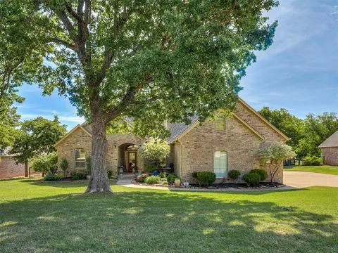 8720 Belcaro Dr, Edmond, OK 73034