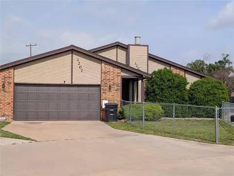 3207 Lois Arlene Cir, Moore, OK 73160