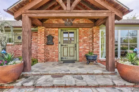 1607 Westminster Pl, Nichols Hills, OK 73120