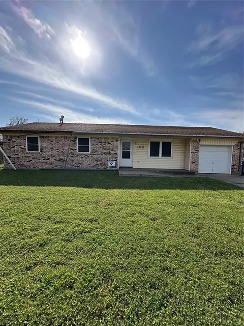 108 Glenhaven St, Chickasha, OK 73018