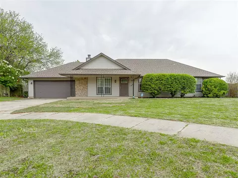 2000 Burgundy Ct, Norman, OK 73071