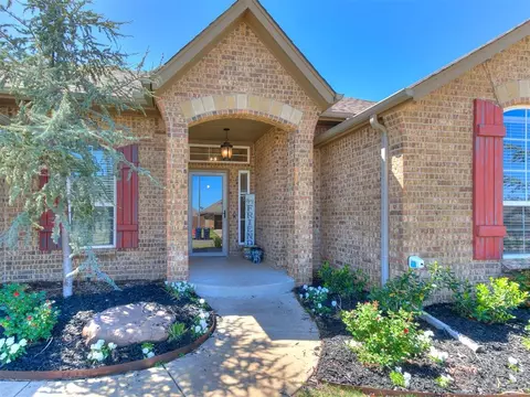 9928 NW 141st St, Yukon, OK 73099