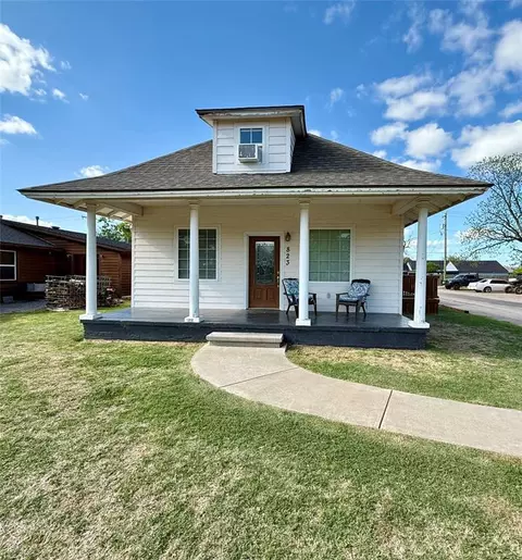 823 E Main St, Sentinel, OK 73664