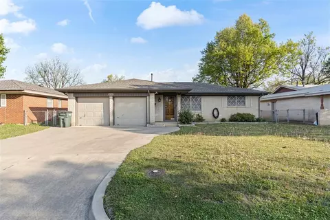 4749 Woodview Dr, Del City, OK 73115