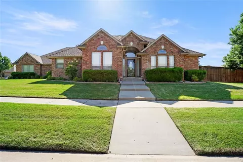 2929 SE 27th St, Moore, OK 73160