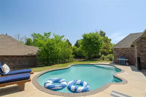 109 Lakeview Ct, Edmond, OK 73003
