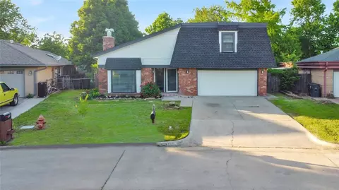 217 SE 28th St, Moore, OK 73160