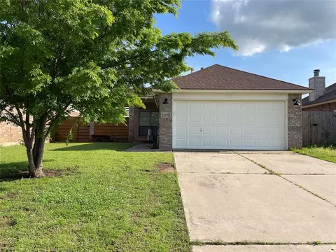 1202 SW 24th St, Moore, OK 73170