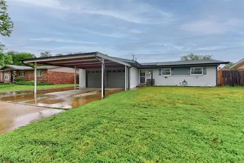 629 SW 12th St, Moore, OK 73160