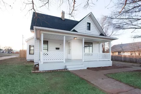 320 S 13th St, Clinton, OK 73601