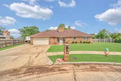 704 Canterbury Blvd, Altus, OK 73521