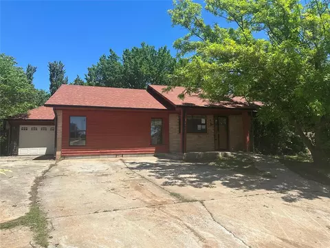 816 N Ramblin Oaks Dr, Moore, OK 73160